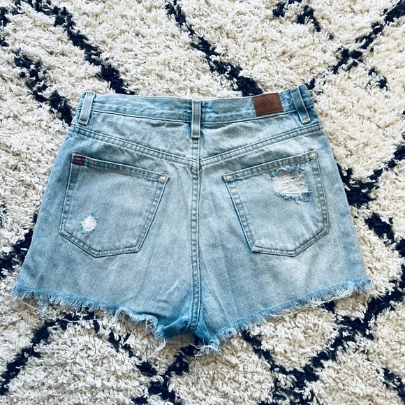 BDG Girlfriend Hi Rise White Wash Distressed Jean Shorts Size 28 - Picture 4 of 6